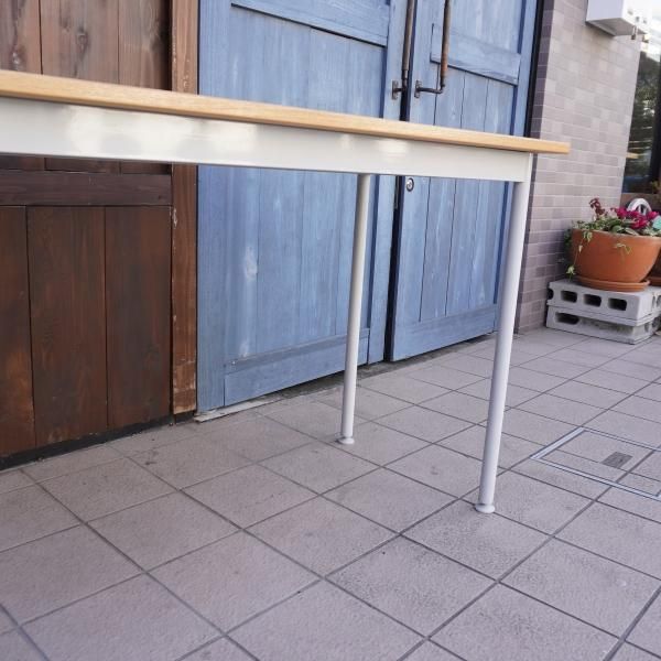 タモ材を使用した無印良品のパーソナルデスク。ホワイトのスチール脚と