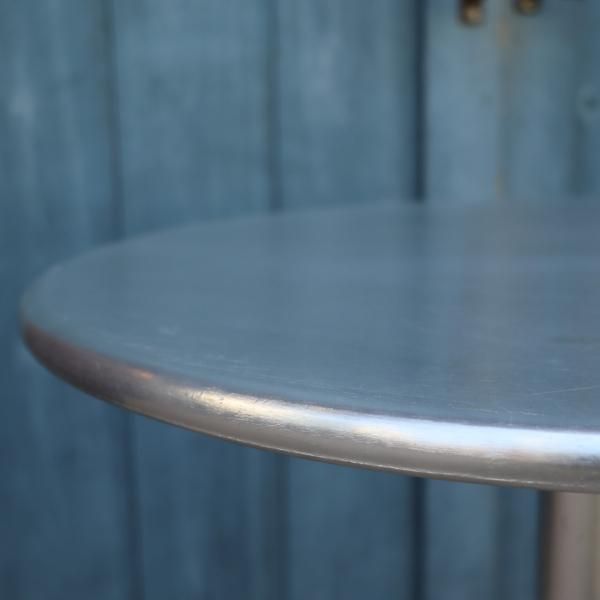 DULTON(ダルトン)のアルミニウムラウンドテーブルです。室内のサイド