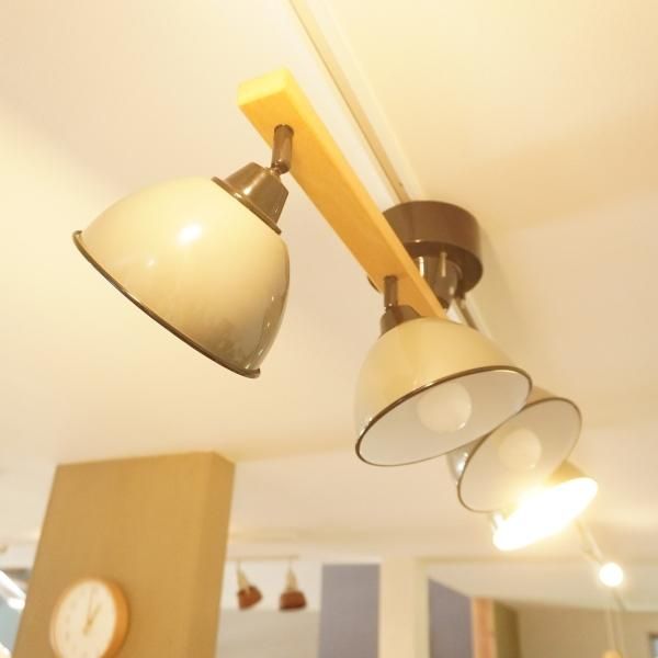 unico(ウニコ)のGENDER WOOD ROD 4灯シーリングランプ。向きや角度が