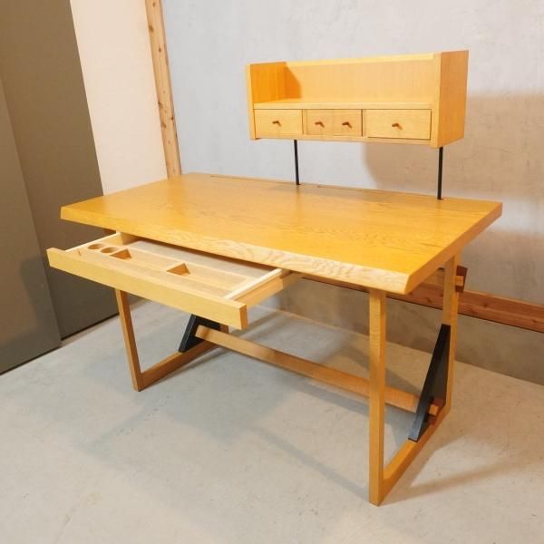 北海道のTAKUMI KOHGEI(匠工芸)のオーク無垢材 デスクです。天然木の