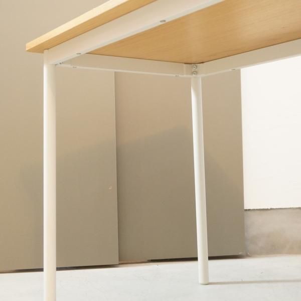 オーク材を使用した無印良品のパーソナルデスク。ホワイトのスチール脚