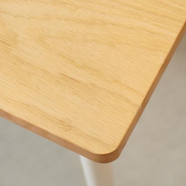 オーク材を使用した無印良品のパーソナルデスク。ホワイトのスチール脚
