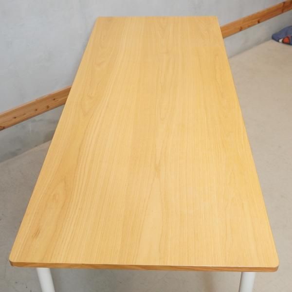 オーク材を使用した無印良品のパーソナルデスク。ホワイトのスチール脚