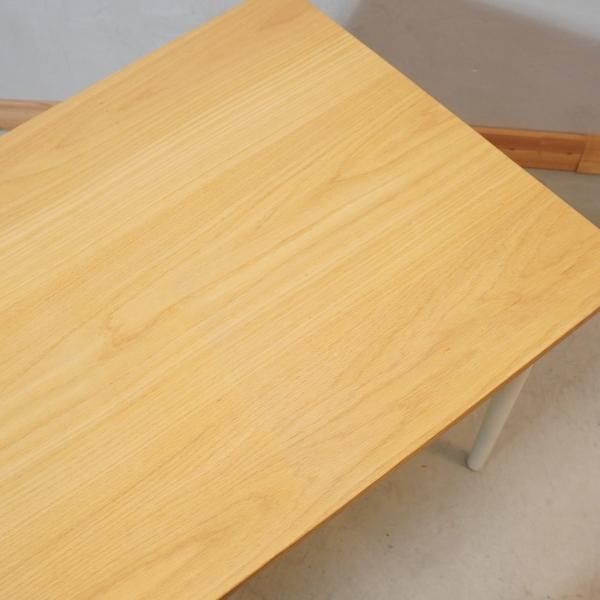 オーク材を使用した無印良品のパーソナルデスク。ホワイトのスチール脚