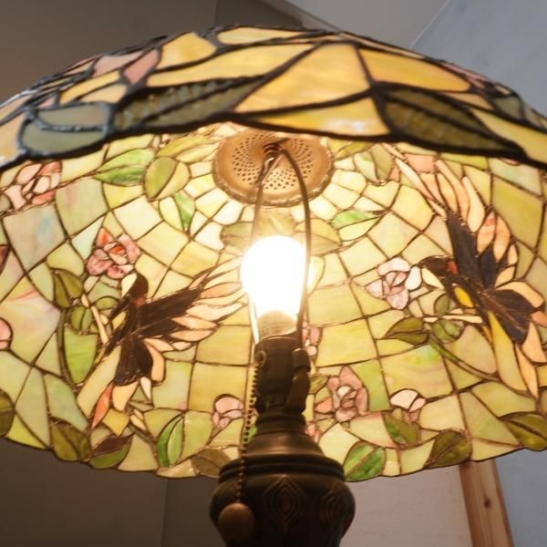 アンティーク調のステンドグラスを使用したスタンドライトです