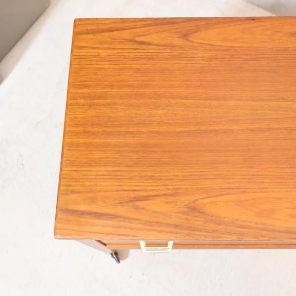 北欧デンマークより入荷したチーク材を使用したソーイングワゴンです