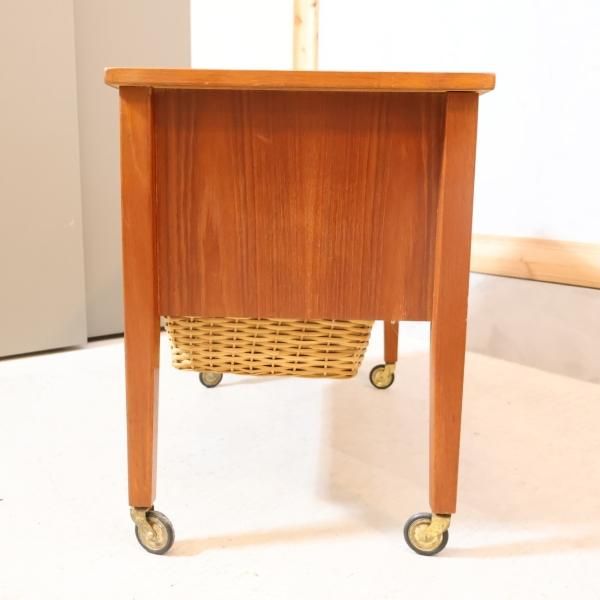 北欧デンマークより入荷したチーク材を使用したソーイングワゴンです