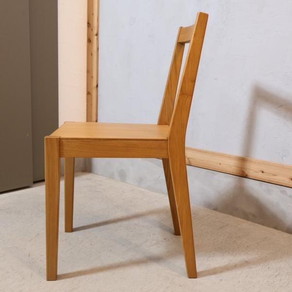 人気の無印良品(MUJI)のタモ無垢材を使用したダイニングチェアーです