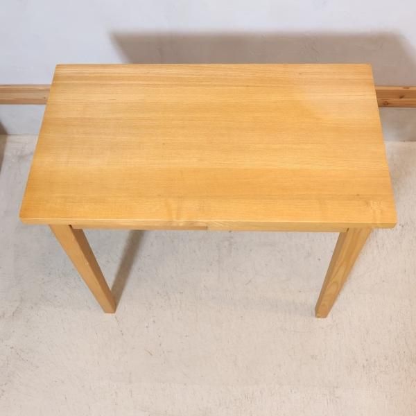 稀少なタモ材を使用した無印良品(MUJI)のパーソナルデスク。シンプルで