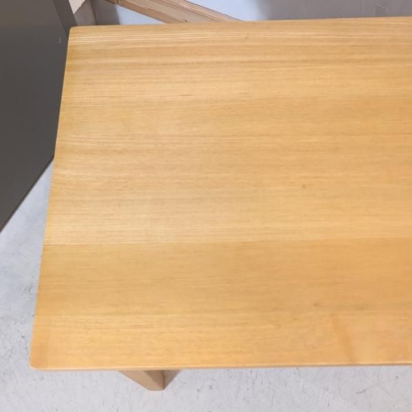 稀少なタモ材を使用した無印良品(MUJI)のパーソナルデスク。シンプルで