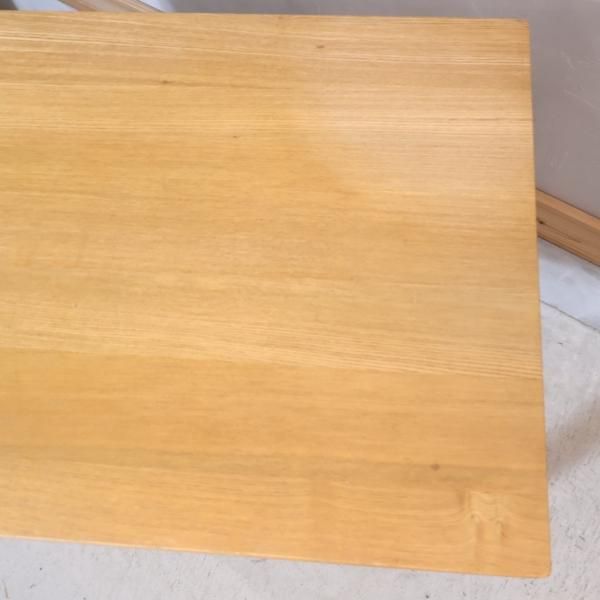 稀少なタモ材を使用した無印良品(MUJI)のパーソナルデスク。シンプルで