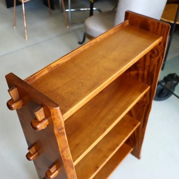 昭和レトロなヴィンテージブックシェルフです。木の素朴な風合いと