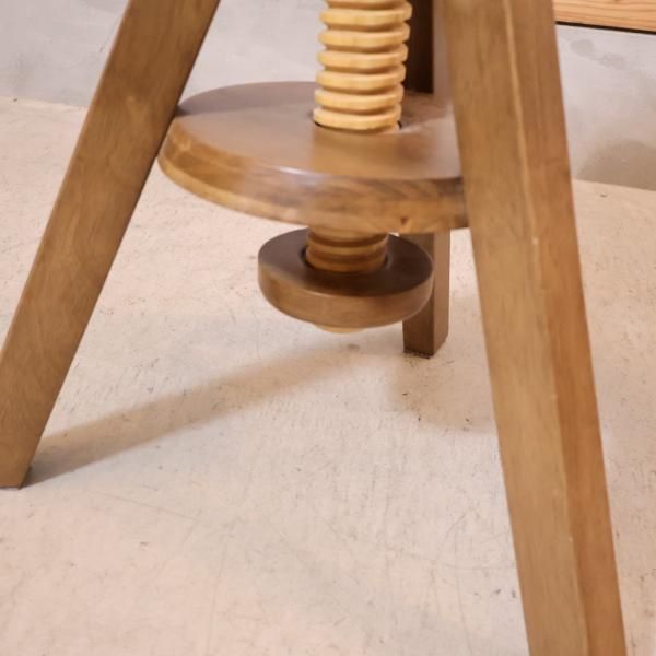 unico(ウニコ)のVOLTA(ボルタ) 回転スツールです。高さ調整も可能で天