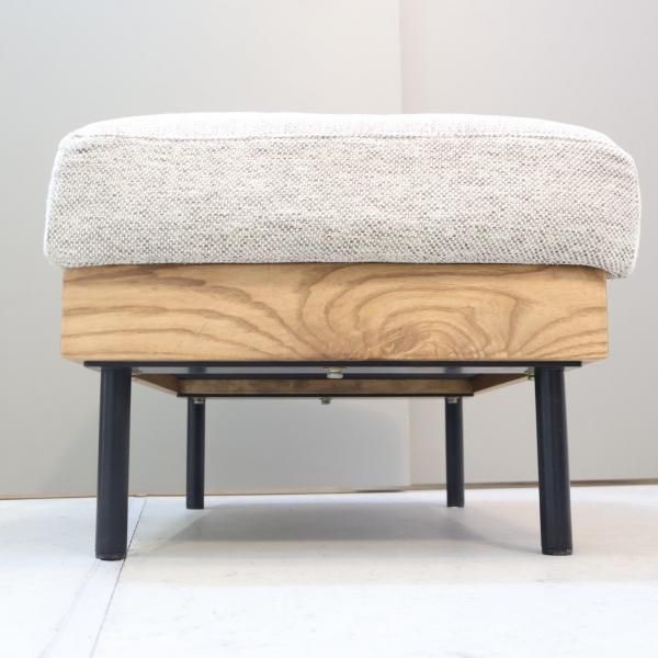 unico(ウニコ)のTREL(トレル)カバーリングオットマンです。脚には