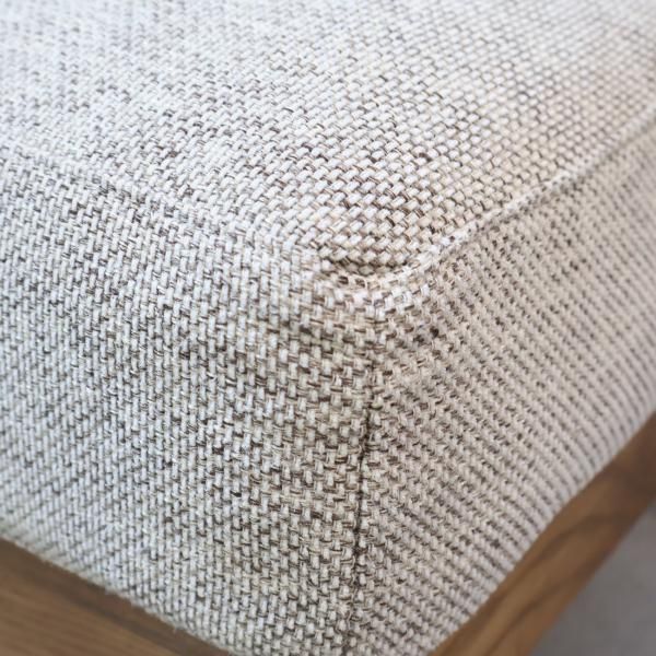 unico(ウニコ)のTREL(トレル)カバーリングオットマンです。脚には