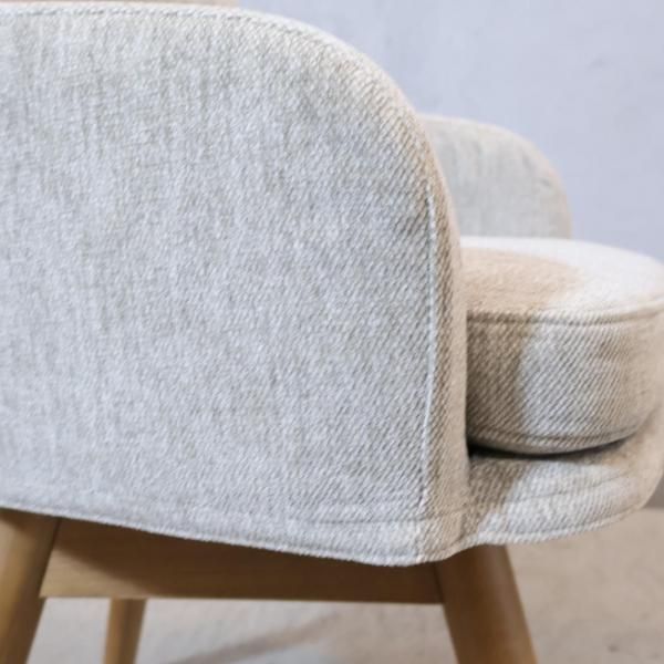 unico(ウニコ)のPIIVO(ピーヴォ) 回転式チェアです。丸みのある