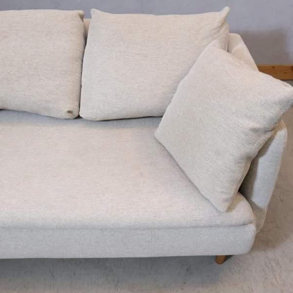 unico(ウニコ)のRAUFA(ラウファ) 3シーターソファです。ナチュラルな色