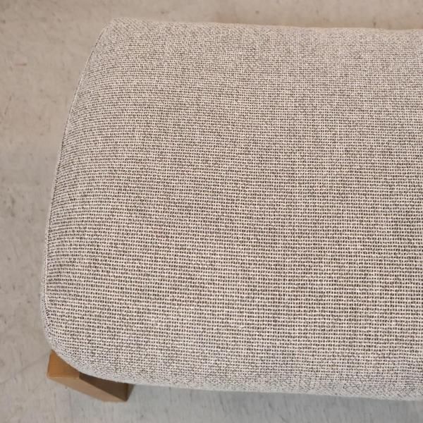 unico(ウニコ)のTABER(テイバー)シリーズのオットマンです。緩やかな