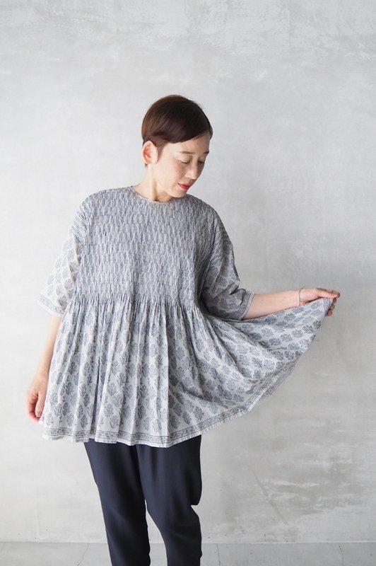 maison de soilフラワーブロックプリント ミニピンタックブラウス