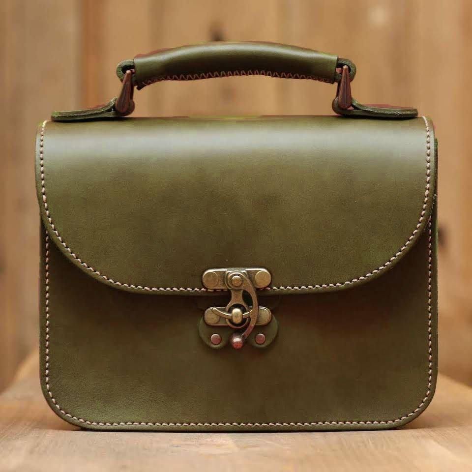 蝶モチーフのアンティークなヌメ革2wayバッグ（グリーン） - 革遊び