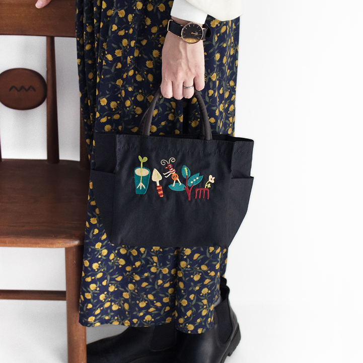 刺繍マチ付トート ガーデン（BK） - Atsuko Matano 公式オンラインショップ