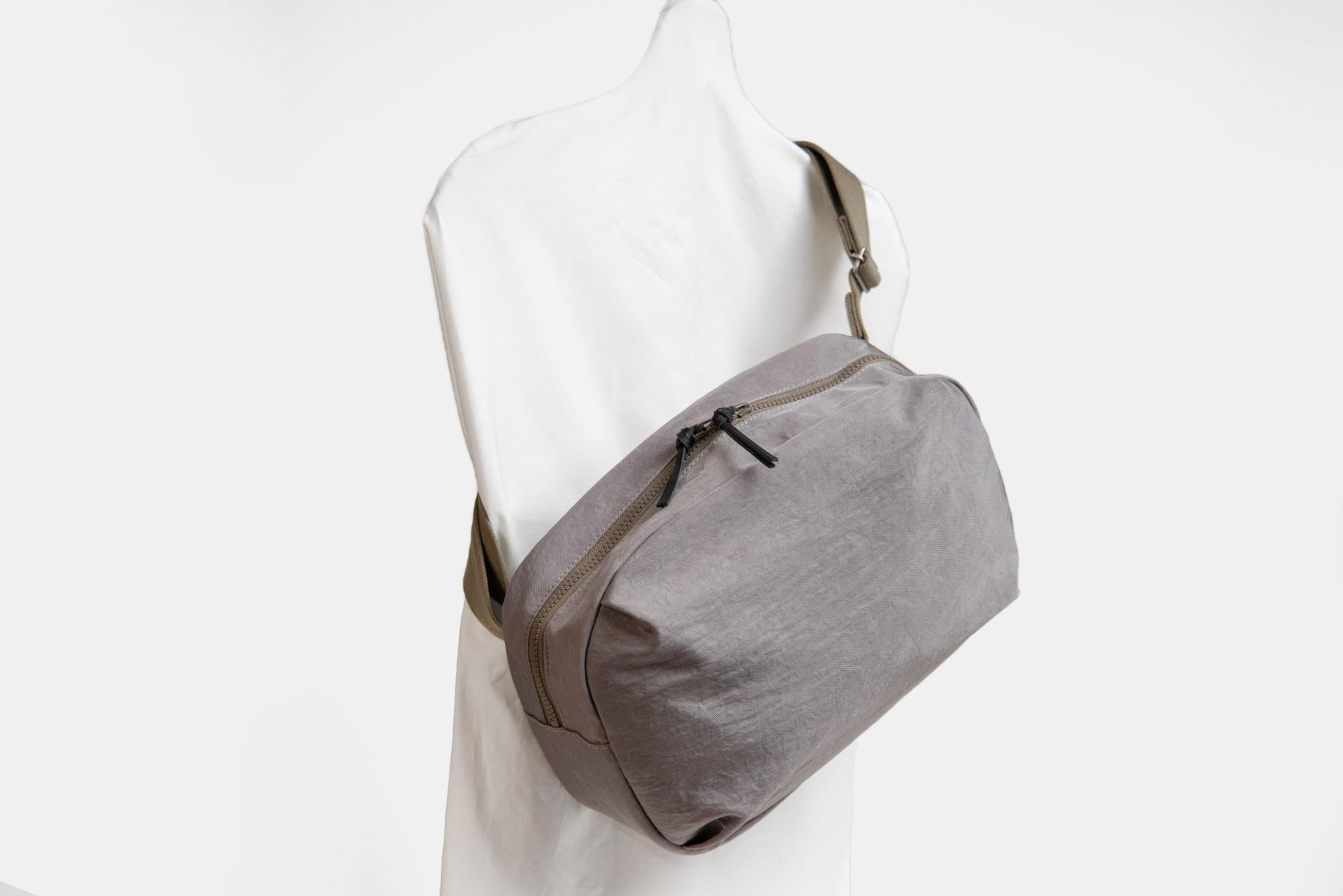 FUKUI SIWAナイロンボディバッグL グレージュ - NIZYU KANO 公式通販サイト