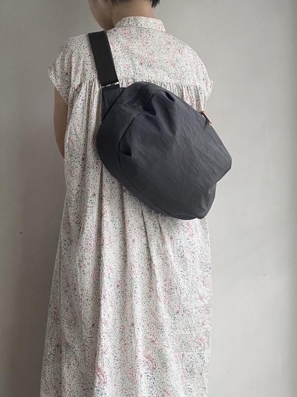 FUKUI SIWAナイロンボディバッグL グレージュ - NIZYU KANO 公式通販サイト