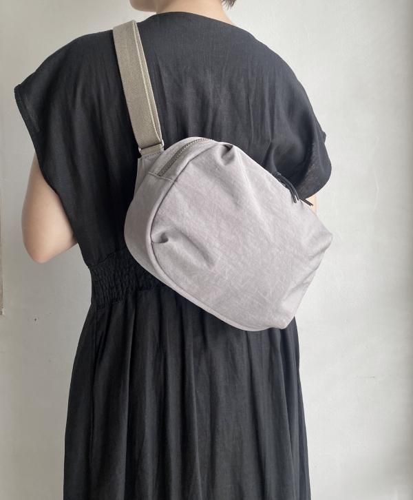 FUKUI SIWAナイロンボディバッグM グレージュ - NIZYU KANO 公式通販サイト