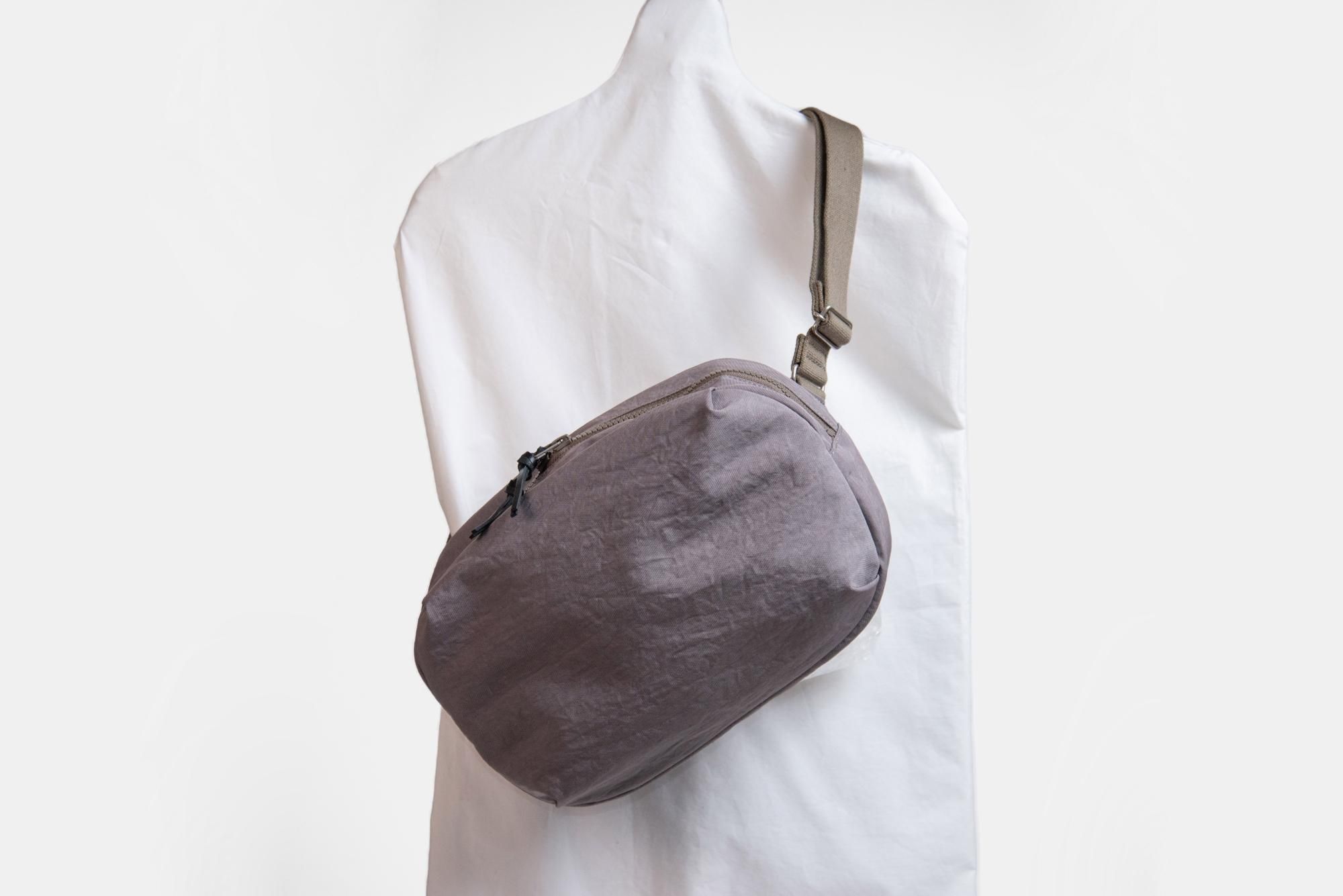 FUKUI SIWAナイロンボディバッグM グレージュ - NIZYU KANO 公式通販サイト