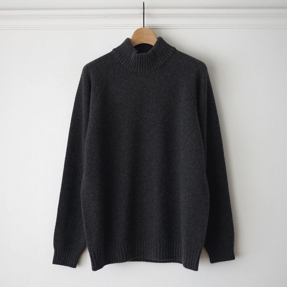ATON エイトン】 WOOL KANOKO MOCKNECK SWEATER - CHARCOAL GRAY