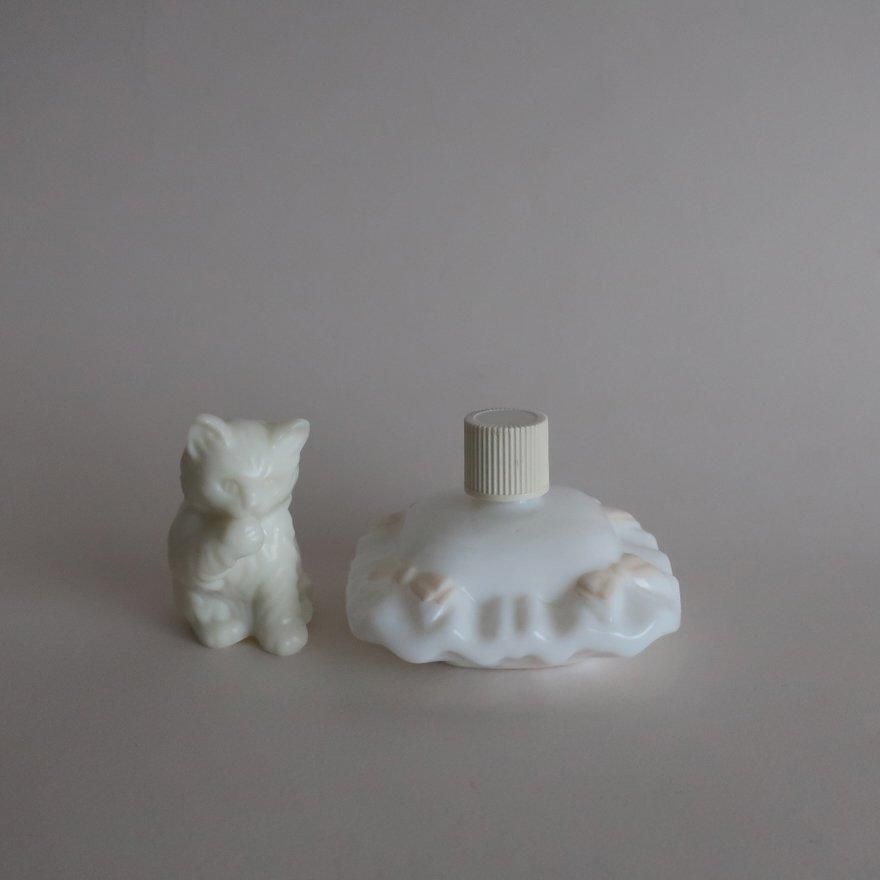 Vintage Avon Milk Glass Cat Perfume Bottle Figures/ビンテージ