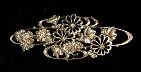 流水に菊図アンティーク 純銀 透かし彫 彫金 金工 帯留」(箱付) - 正尚堂