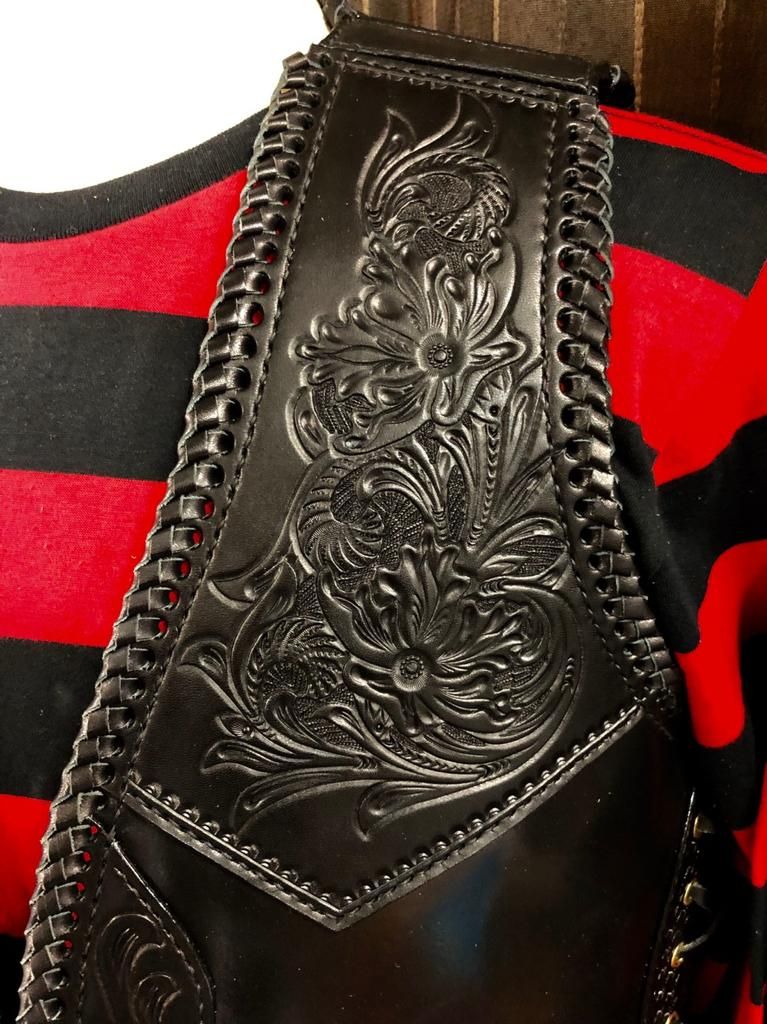 V-1 フルレースアップ 黒×黒 胸、部分カービング - 革屋Marvy(マービー