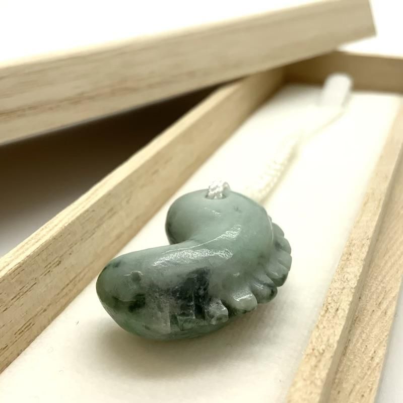 糸魚川翡翠 勾玉 獣型 】 国産 天然石 糸魚川産翡翠 ひすい ヒスイ