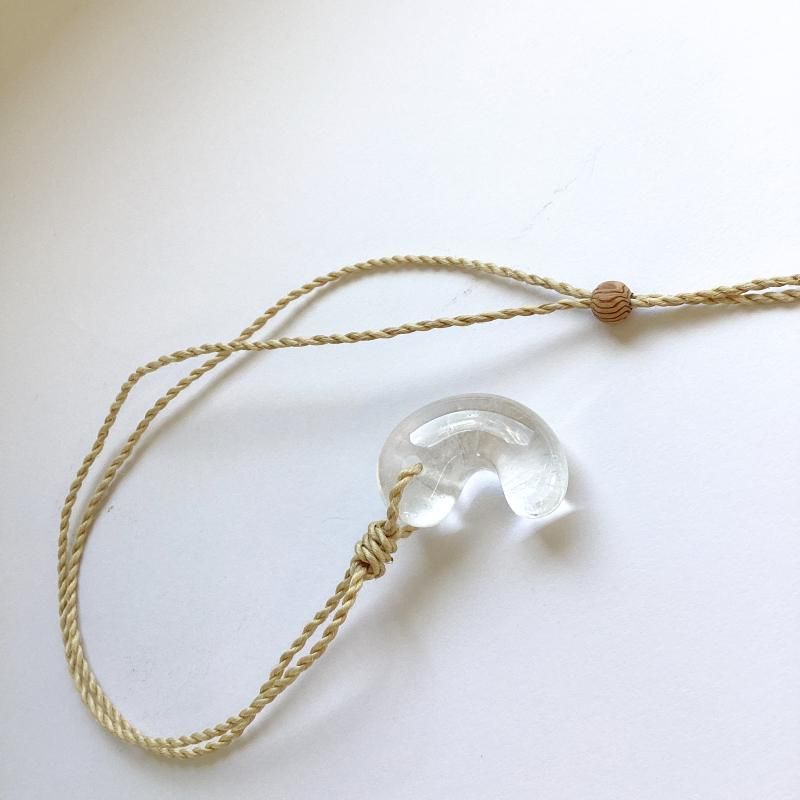 天然水晶 勾玉 大麻紐ペンダント 】 クォーツ quartz 天然石 万能石
