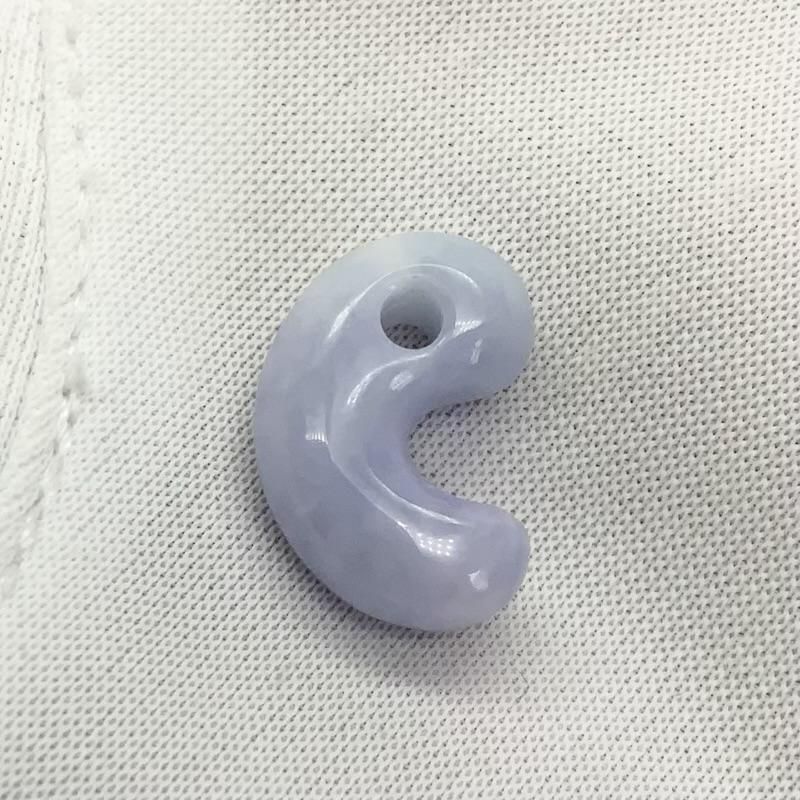 糸魚川ラベンダー翡翠 (青海産) 勾玉 巴型 】 国産 天然石 糸魚川翡翠