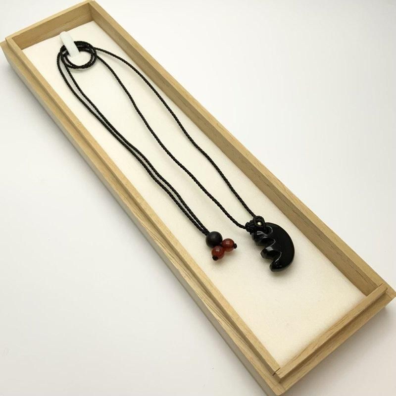 隠岐の島産黒曜石 勾玉 マクラメ編みペンダント 獣型 AA 】 国産 島根