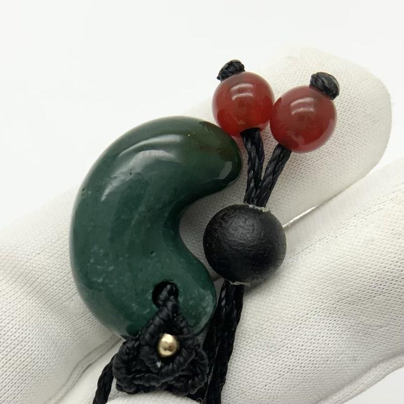 碧玉 勾玉(中) マクラメ編みペンダント 】 出雲石 国産 花仙山 青