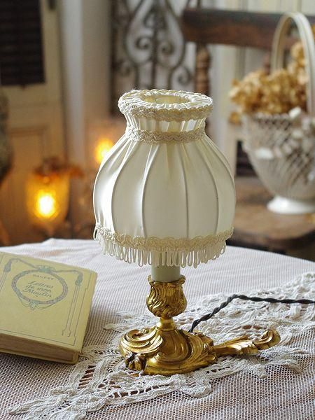 フランスアンティークブロンズ ハンドル付き小さなテーブルランプ