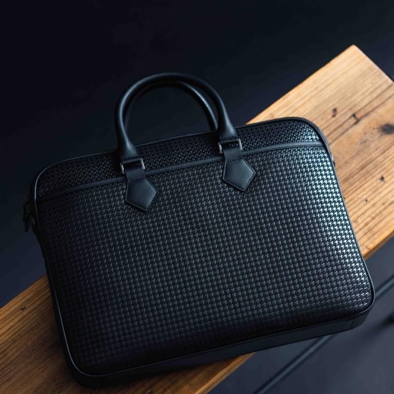 隼人 H-10ブリーフケース［黒地×黒漆］：印傳屋公式オンラインショップ