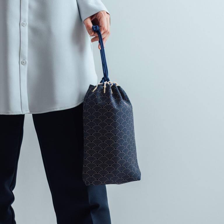 合切袋(大)マチ付［紺地×白漆×青海波］：印傳屋公式オンラインショップ