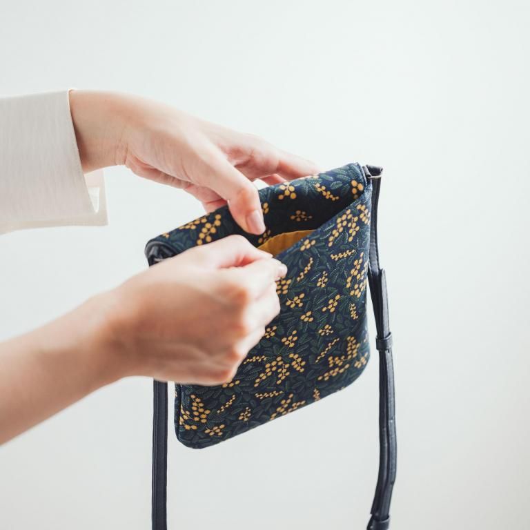 ミモザ模様の印伝 S-26スマホポシェット：印傳屋公式オンライン