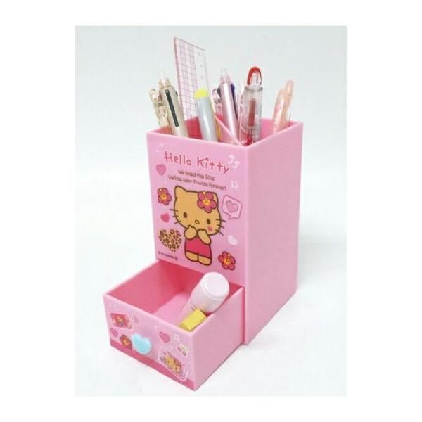 平成レトロ感がたまらない。ハローキティの小物入れで収納もイマドキ