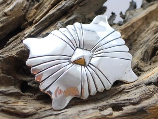 ナバホ族 スタンプワークブローチ - インディアンジュエリーやシルバー