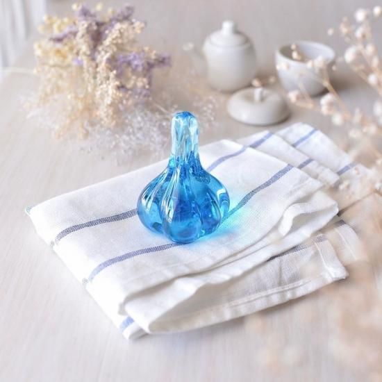 青森県/白神ガラス工房】にんにくペーパーウェイト 水色