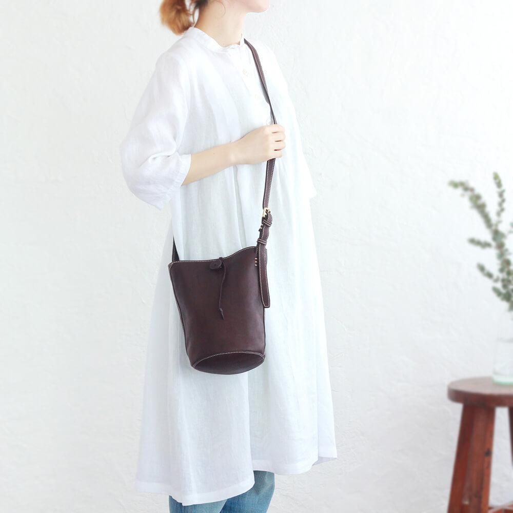 本牛革斜め掛けレザーショルダーバッグ hana ダークブラウン | アジア