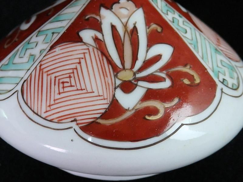 油壺 古伊万里 花と紗綾形紋様 油壺 古伊万里 花と紗綾形紋様 油壺 古