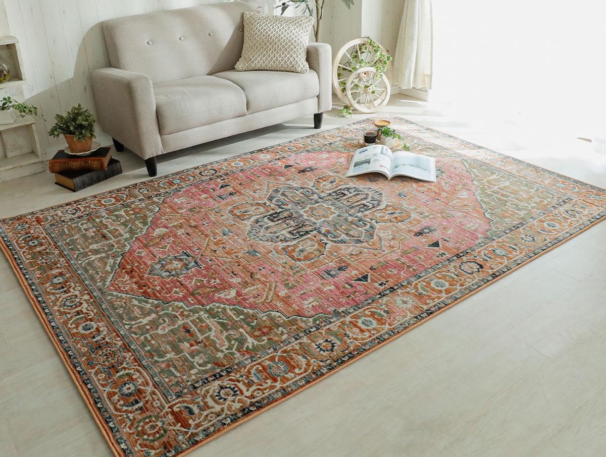 かすれたビンテージ調カラーが空間を引き締める。トルコ製ウィルトン織