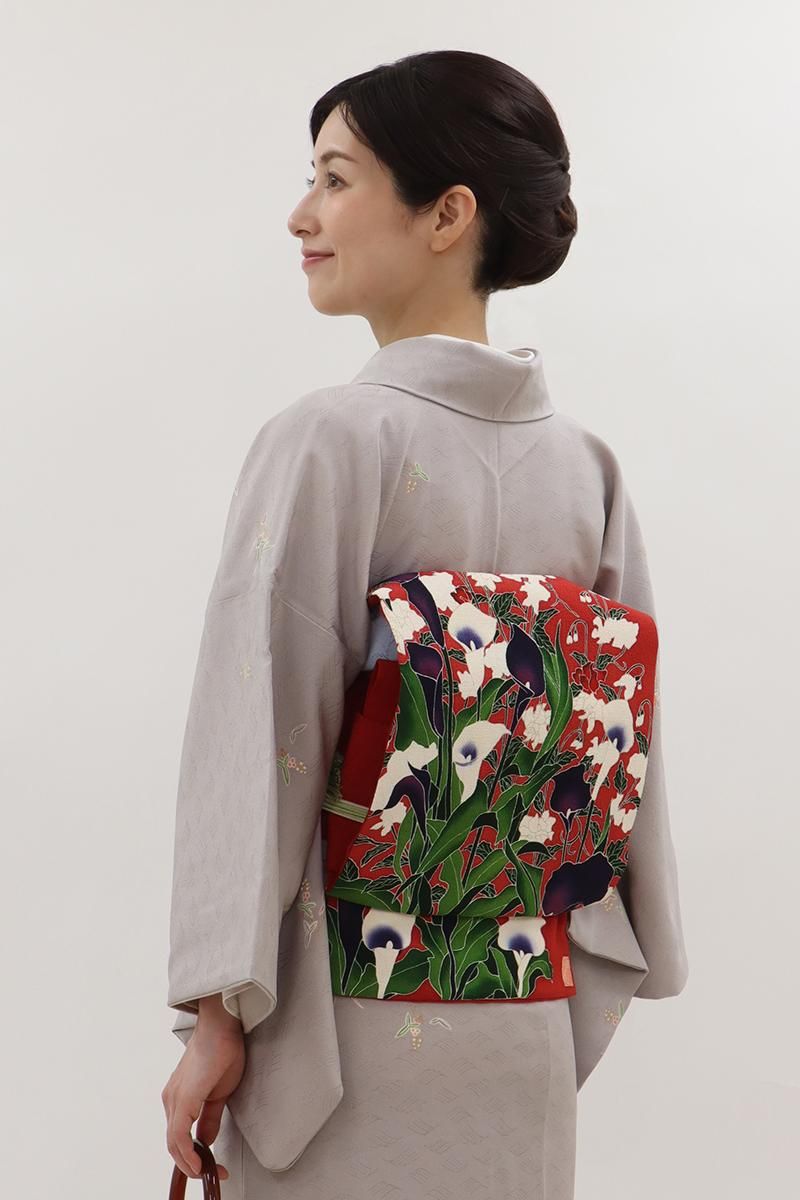 銀座【H-0341】縮緬地 染名古屋帯 猩々緋色 カラーの図（落款入・短尺