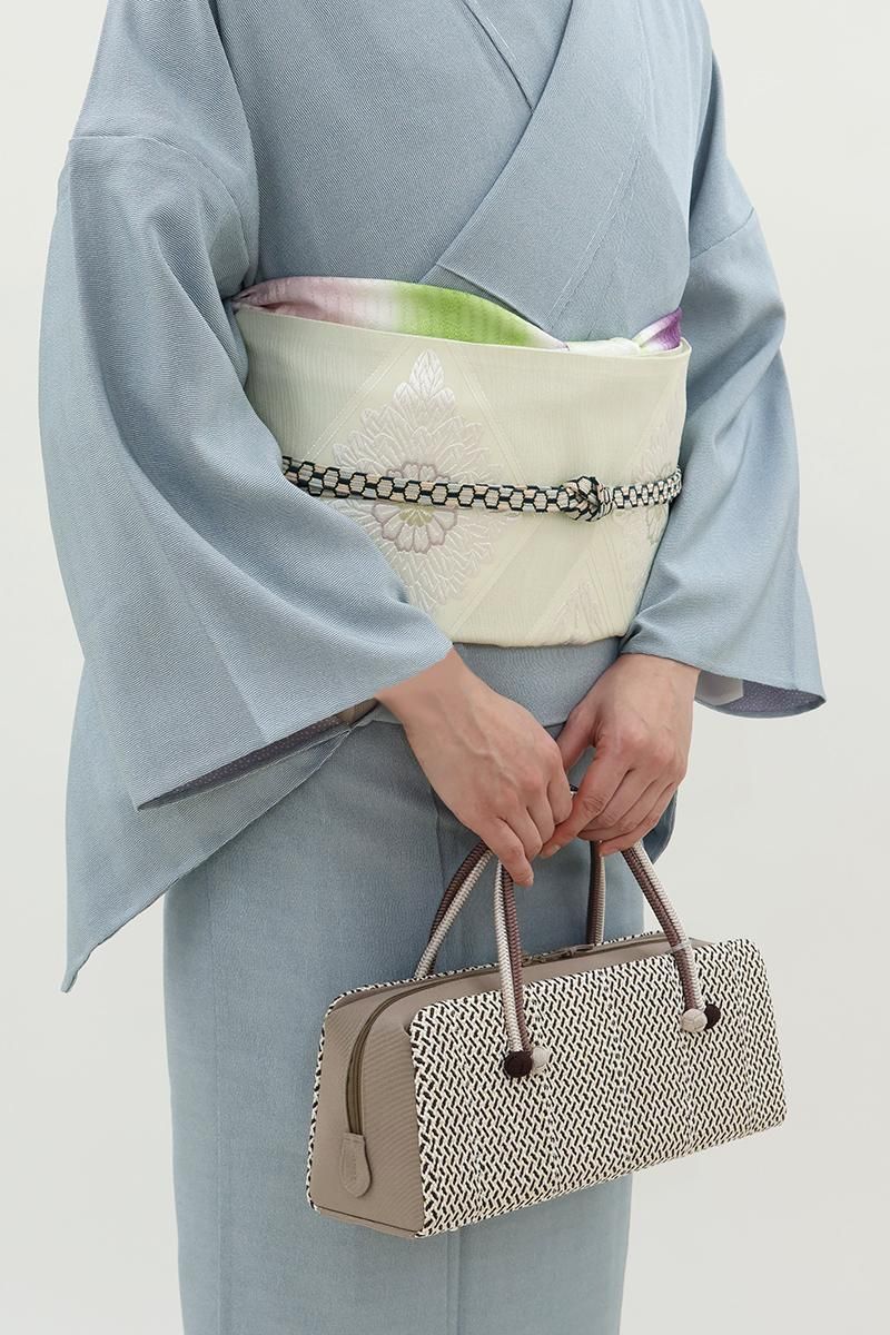 G-3251】衿秀製 利休バッグ 組織りに苧環 梅鼠色×金色 - 銀座きもの